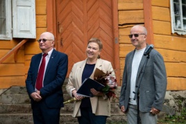 Premiją Jolantai Jurkūnienei įteikė Prienų rajono savivaldybės meras Alvydas Vaicekauskas ir LŽS ir NŽKA pirmininkas Audrys Antanaitis. Leonardo Skirpsto nuotrauka